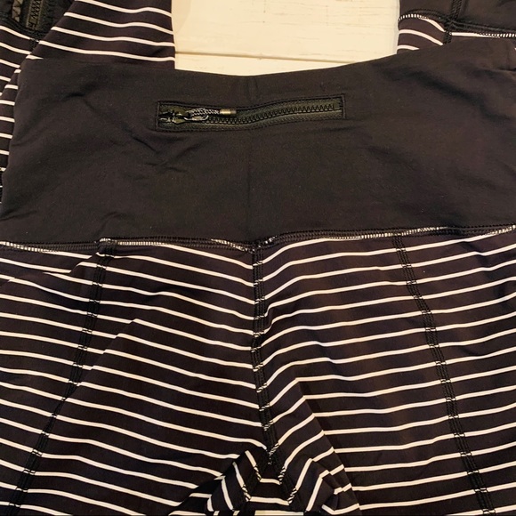 Runday striped crop black white SIZE 4 Lululemon - Picture 8 of 8
